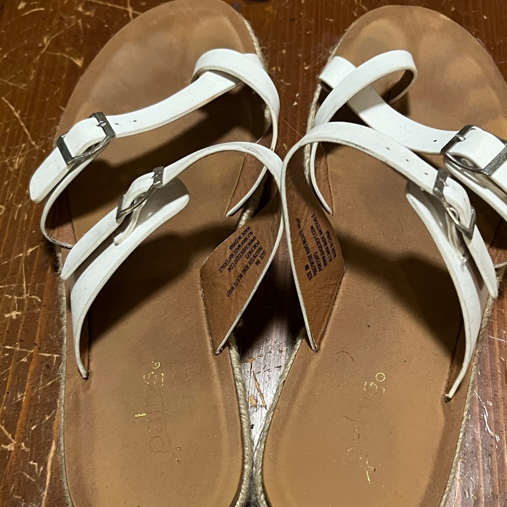 White toe loop sandals🎂